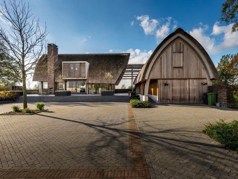 IBOC modern landhuis gebogen dak riet iroko spanten Gerrit Jan ter Horst