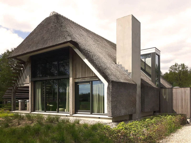 IBOC natuurwoning rieten dak eiken gebinten met glas Gerrit Jan ter Horst